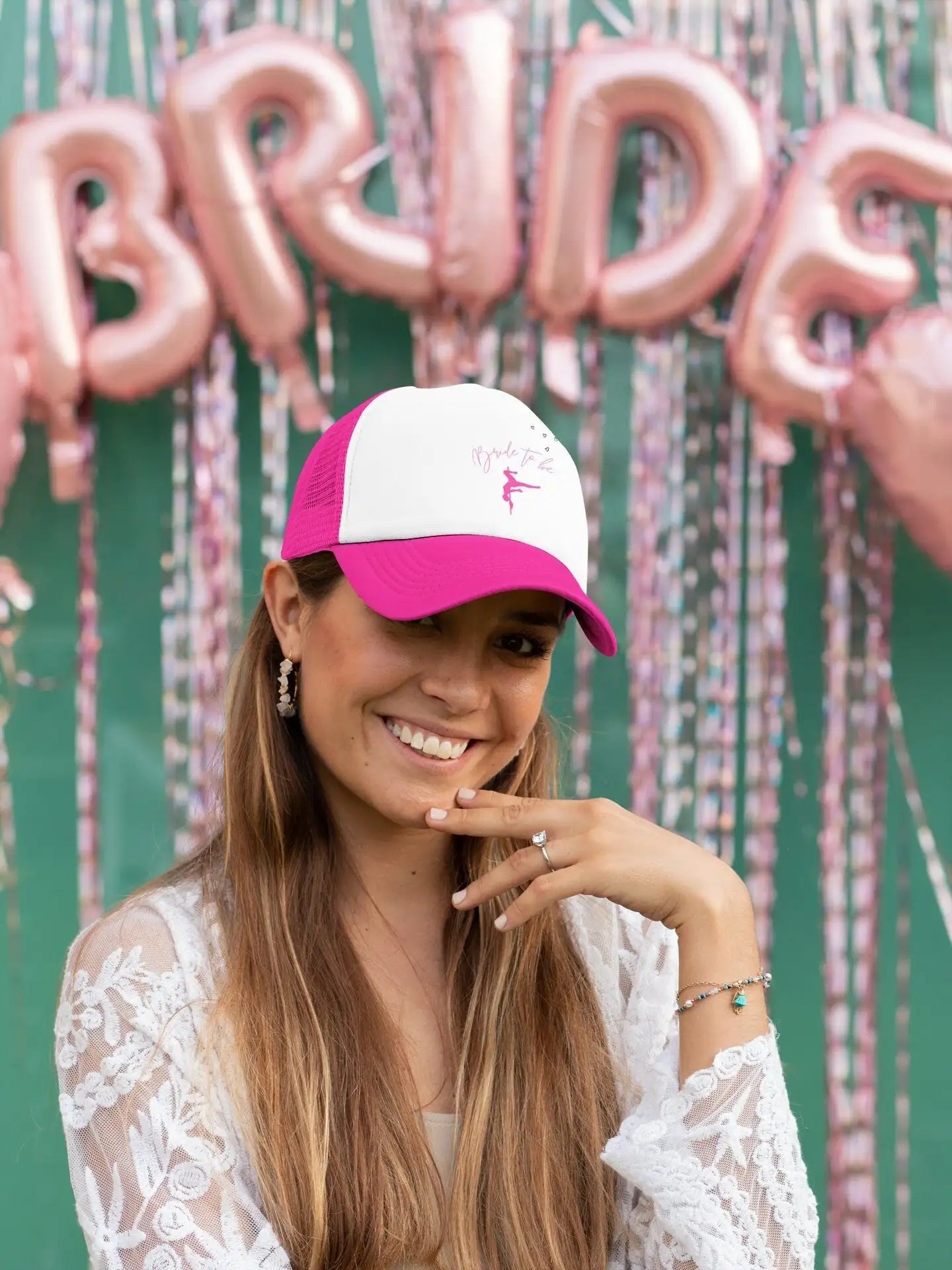 Casquette trucker rose et blanche avec un petit logo de danseuse brodé sur le devant